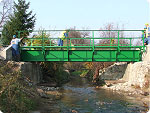 Északerdő Rt. (LÁÉV) kisvasúti híd acélszerkezet javítás és festés utáni felállítása a Szinva patak fölé