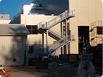 Magasraktár építés: Menekülő lépcső gyártása és helyszíni szerelése tűzihorganyzott kivitelben